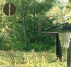 Direkt neben meiner Werkstatt liegt dieser Garten mit dem Teich ...